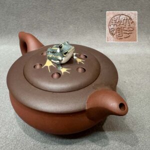 Bule Yixing Zini Dasheng Pottery com tampa ornamentada por sapo e sementes de lótus