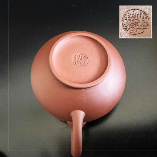 Base do bule Yixing Dasheng Pottery em argila Zini, mostrando acabamento artesanal