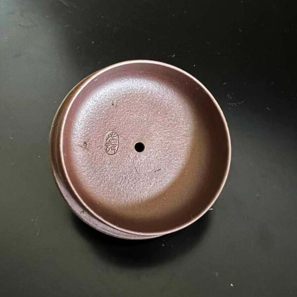 Base da tampa Yixing Dasheng Pottery em argila Zini, mostrando acabamento artesanal