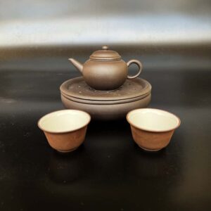 Conjunto de chá Qing Xiang com bule de Yixing, 2 copos e bandeja com drenagem